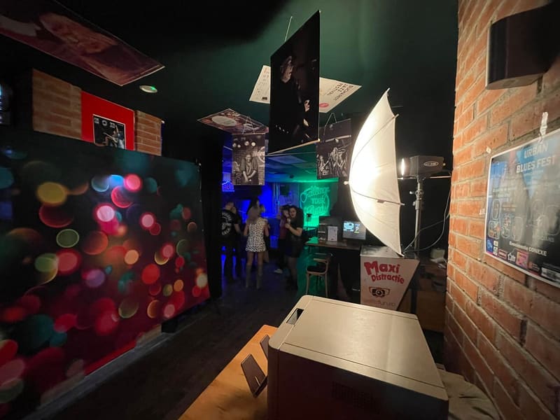 Cabina foto SelfieFun cu fundal colorat într-un pub, înainte de petrecere