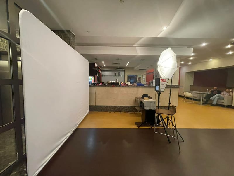 Cabina foto SelfieFun cu fundal textil alb, montată în holul unui hotel